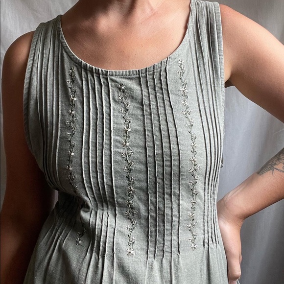 Vintage Cottagecore Linen Maxi Dress with Floral Embroidery - Picture 4 of 5